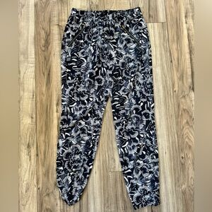 Athleta Lightweight Floral Printed Jogger Pants in Navy and White Size 0